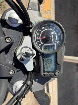 Keeway RKV 125 Naked Blanca y Negra