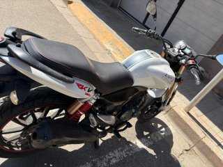Keeway RKV 125 Naked Blanca y Negra