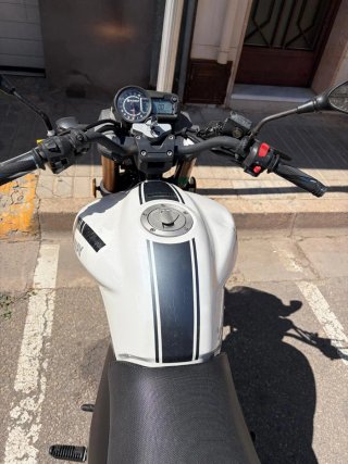 Keeway RKV 125 Naked Blanca y Negra