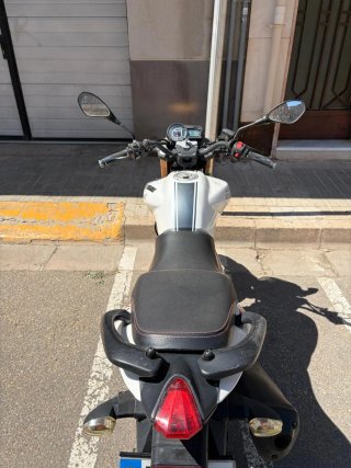 Keeway RKV 125 Naked Blanca y Negra