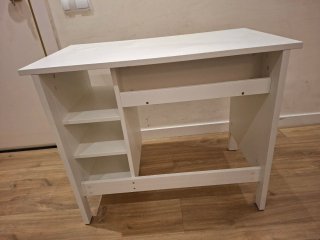 Mesa de escritorio de madera blanca