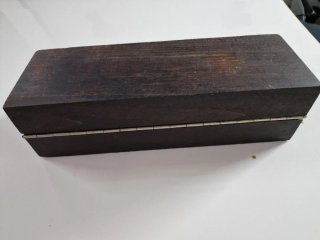 Vieja piedra de afilar en caja madera 25x9x7cm