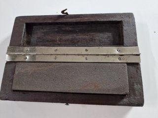 Vieja piedra de afilar en caja madera 25x9x7cm