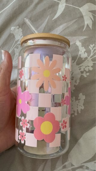 Vaso de vidrio con tapa de bambú y flores