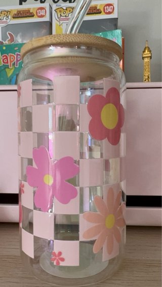 Vaso de vidrio con tapa de bambú y flores