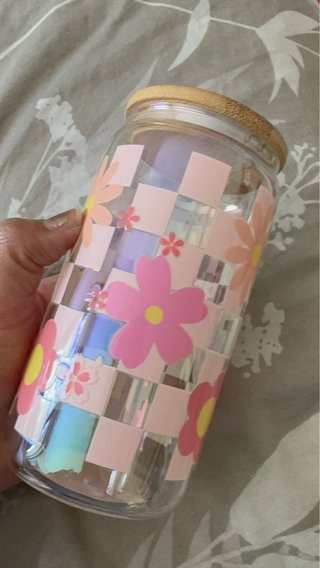 Vaso de vidrio con tapa de bambú y flores