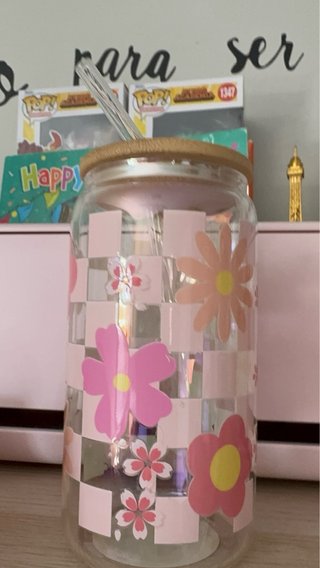 Vaso de vidrio con tapa de bambú y flores