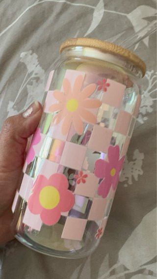 Vaso de vidrio con tapa de bambú y flores