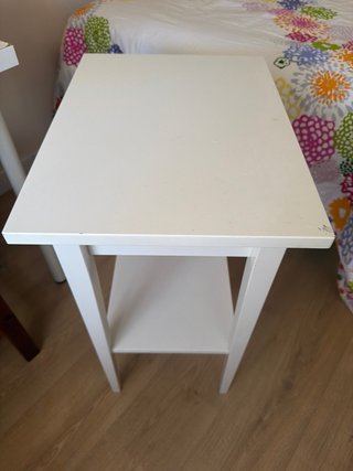 Mesita de noche blanca con cajón