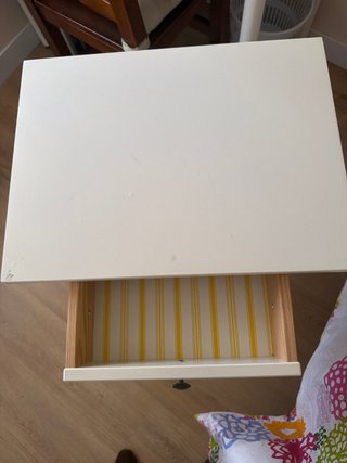 Mesita de noche blanca con cajón