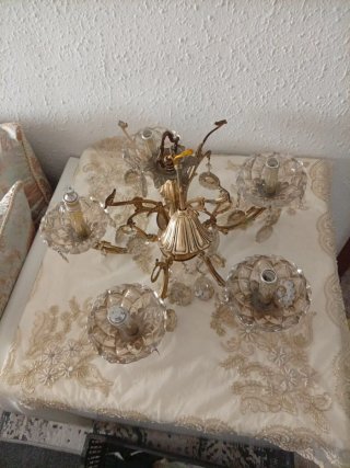 Lámpara de araña dorada y cristal antiguo