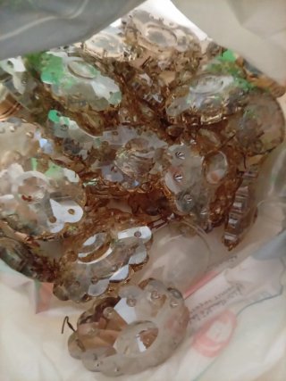Lámpara de araña dorada y cristal antiguo