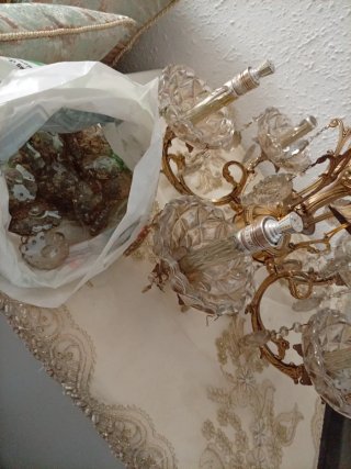 Lámpara de araña dorada y cristal antiguo