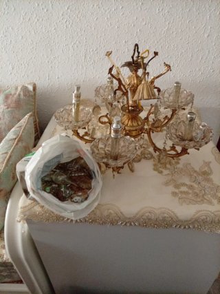 Lámpara de araña dorada y cristal antiguo