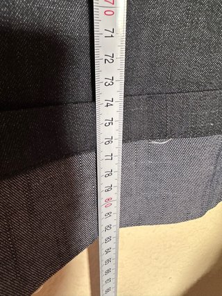 Pantalón azul con cinturón estampado