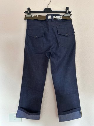 Pantalón azul con cinturón estampado