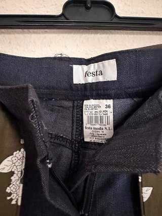 Pantalón azul con cinturón estampado