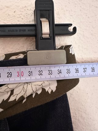 Pantalón azul con cinturón estampado