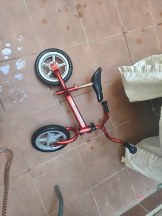 Bicicleta sin pedales roja para niños