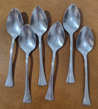 Cuchara de postre de metal plateado