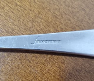 Cuchara de postre de metal plateado