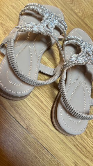 Sandalias Beige y Plateadas con Pedrería