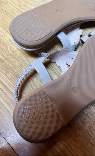 Sandalias Beige y Plateadas con Pedrería