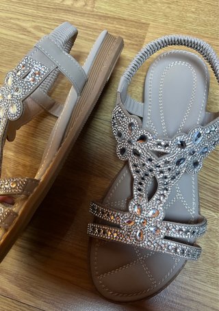 Sandalias Beige y Plateadas con Pedrería