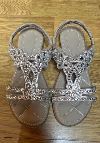 Sandalias Beige y Plateadas con Pedrería