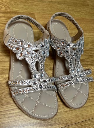 Sandalias Beige y Plateadas con Pedrería