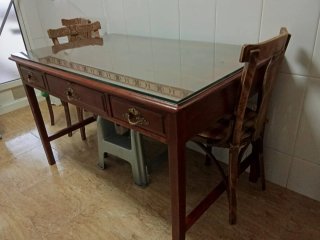 Mesa de comedor vintage de  madera maciza y crista
