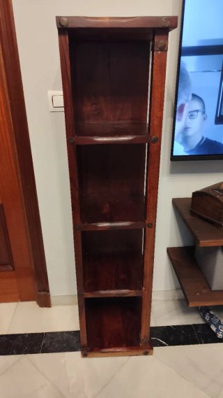 Estantería de madera oscura