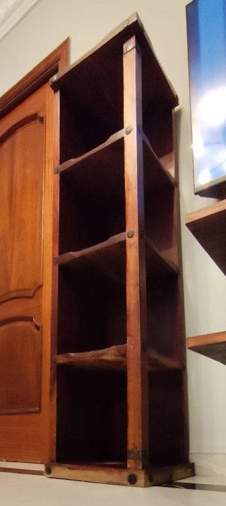 Estantería de madera oscura
