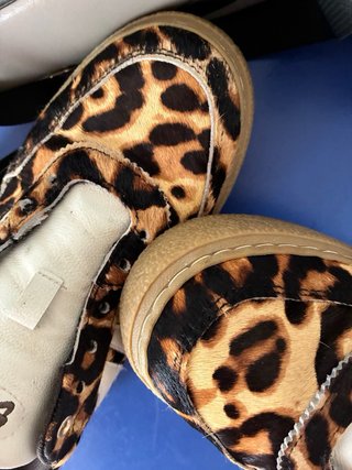 Zapatillas y bolso estampado leopardo
