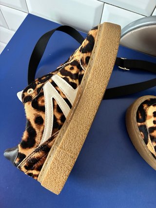 Zapatillas y bolso estampado leopardo