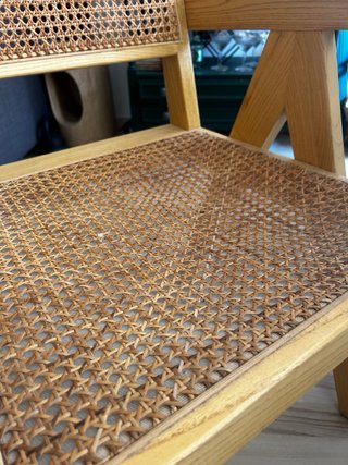 Silla de madera con asiento y respaldo de rejilla