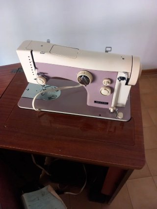 Macchina da cucire Necchi con mobiletto, vintage