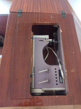 Macchina da cucire Necchi con mobiletto, vintage