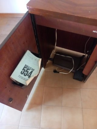 Macchina da cucire Necchi con mobiletto, vintage