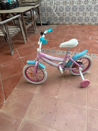Bicicleta infantil rosa con ruedines