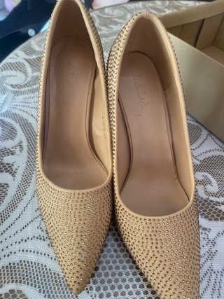Zapatos de tacón beige con pedrería talla 40
