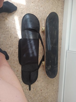 Monopatín con funda de transporte