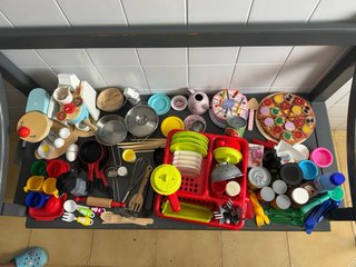 Cocinita de madera con accesorios