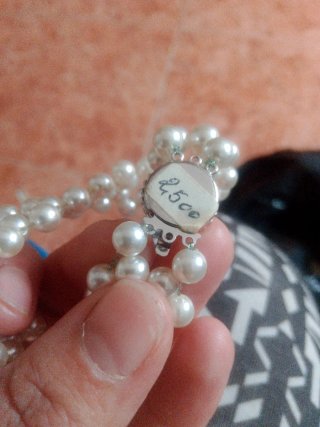 Pulsera de perlas con detalle plateado