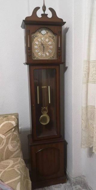 Reloj de pie antiguo de madera