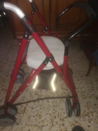 Andador 4 ruedas con asiento y bolsa.