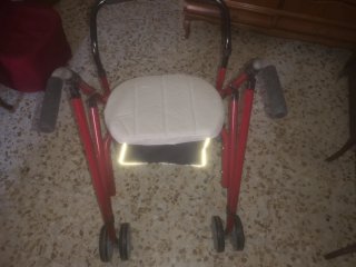 Andador 4 ruedas con asiento y bolsa.