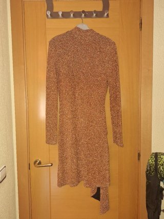 Vestido dorado brillante de la marca Glowrias.