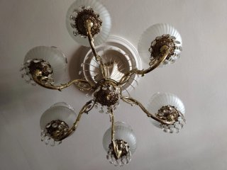 Lámpara de salón dorada y blanca
