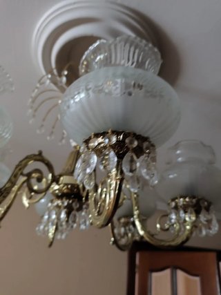 Lámpara de salón dorada y blanca